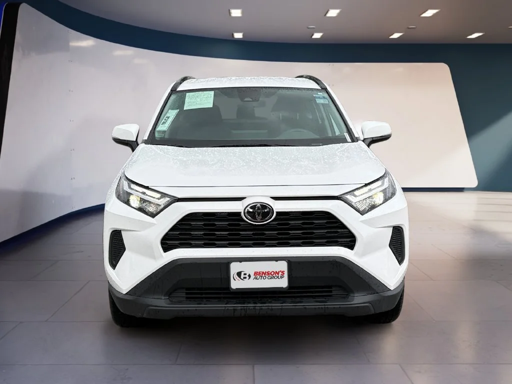 Used 2025 White Toyota XLE image 8