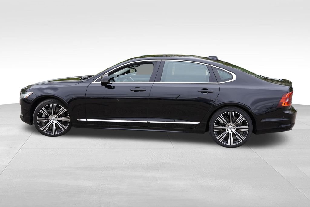 Used 2023 Onyx Black Metallic Volvo B6 Plus image 9