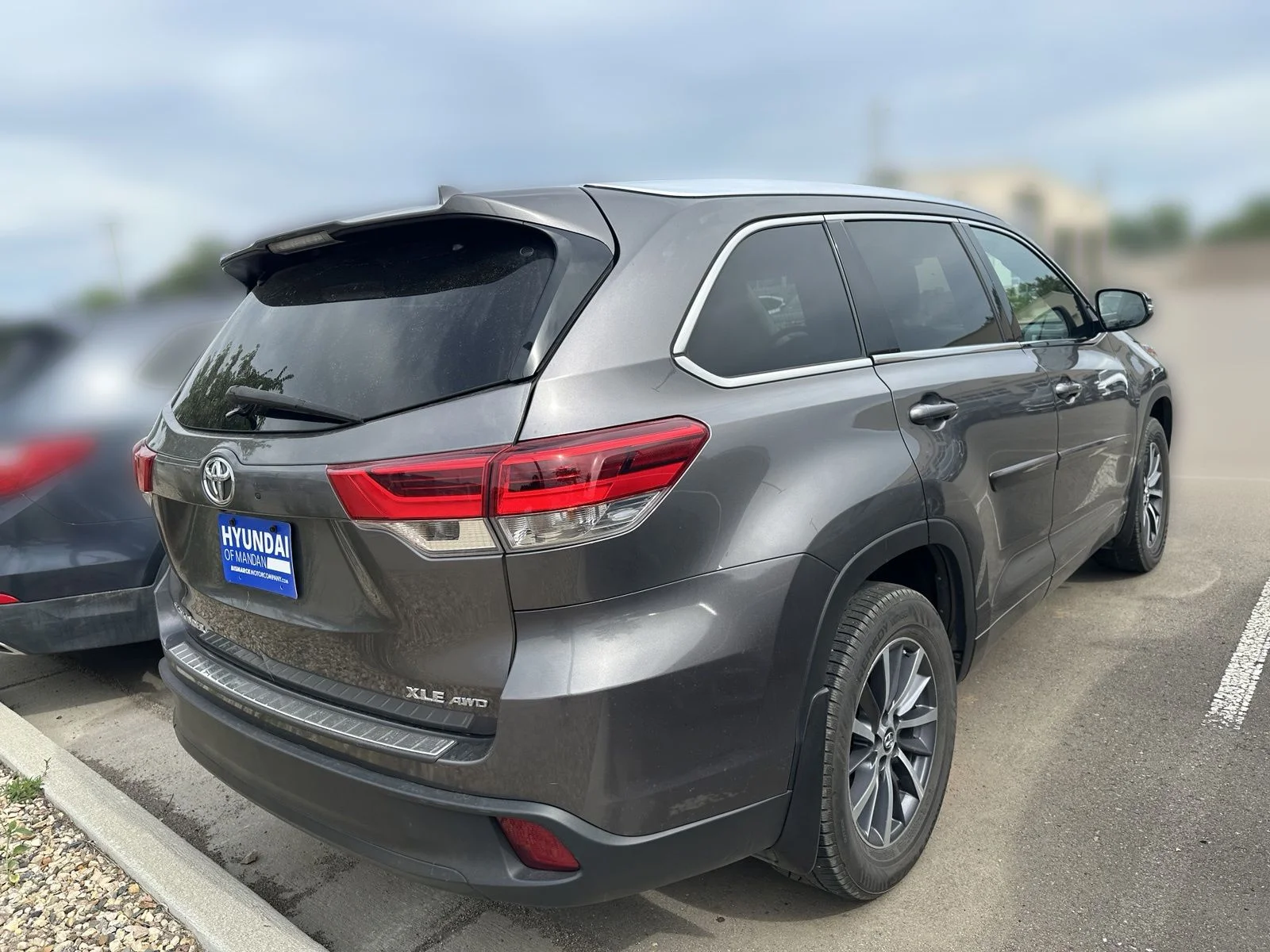 Used 2017  Toyota XLE image 3