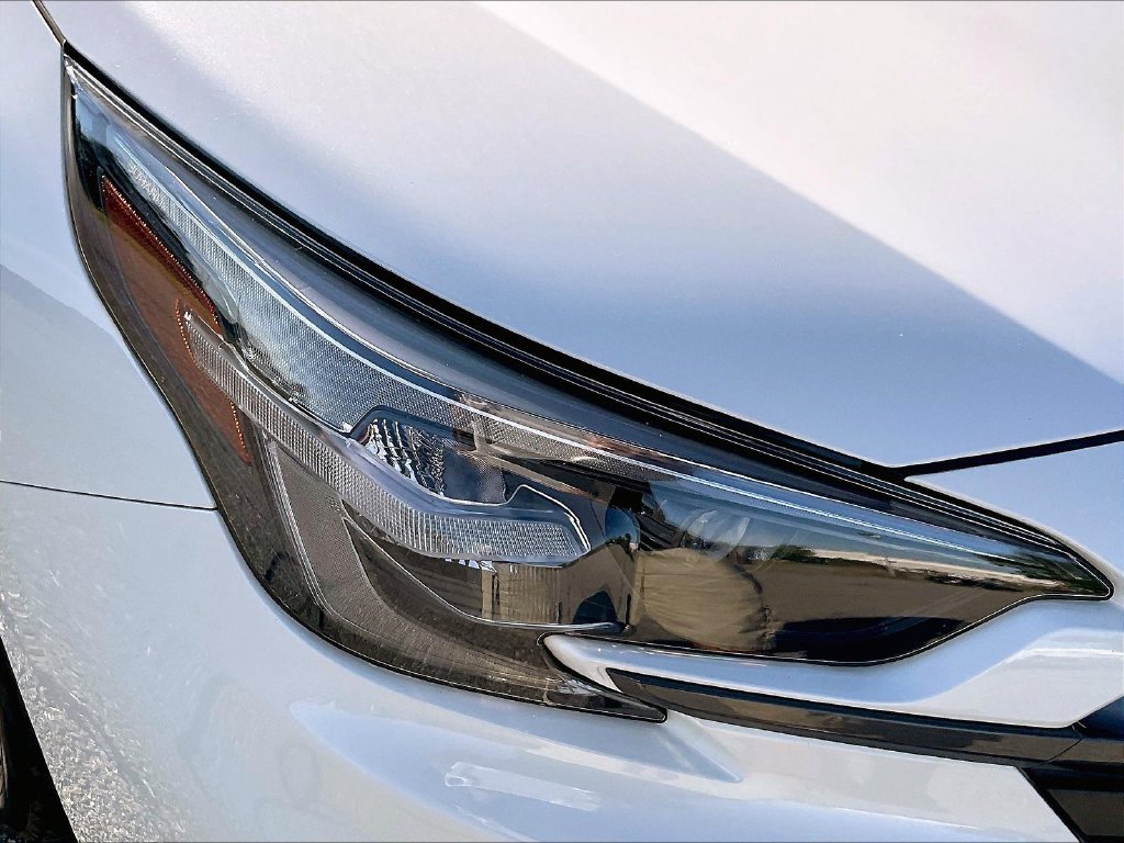 Used 2025 Crystal White Pearl Subaru Limited image 32