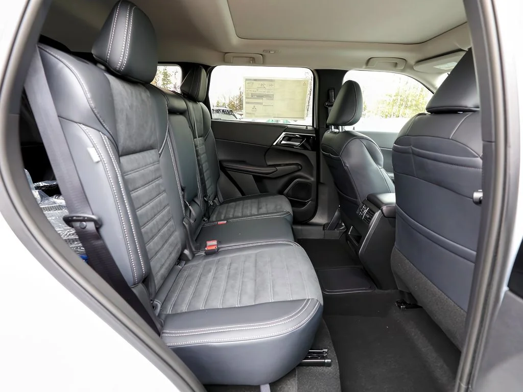 New 2025 White Diamond Mitsubishi SE image 25