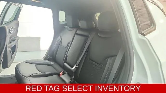 New 2026 Bright White Clear-Coat Exterior Paint Jeep Latitude image 21