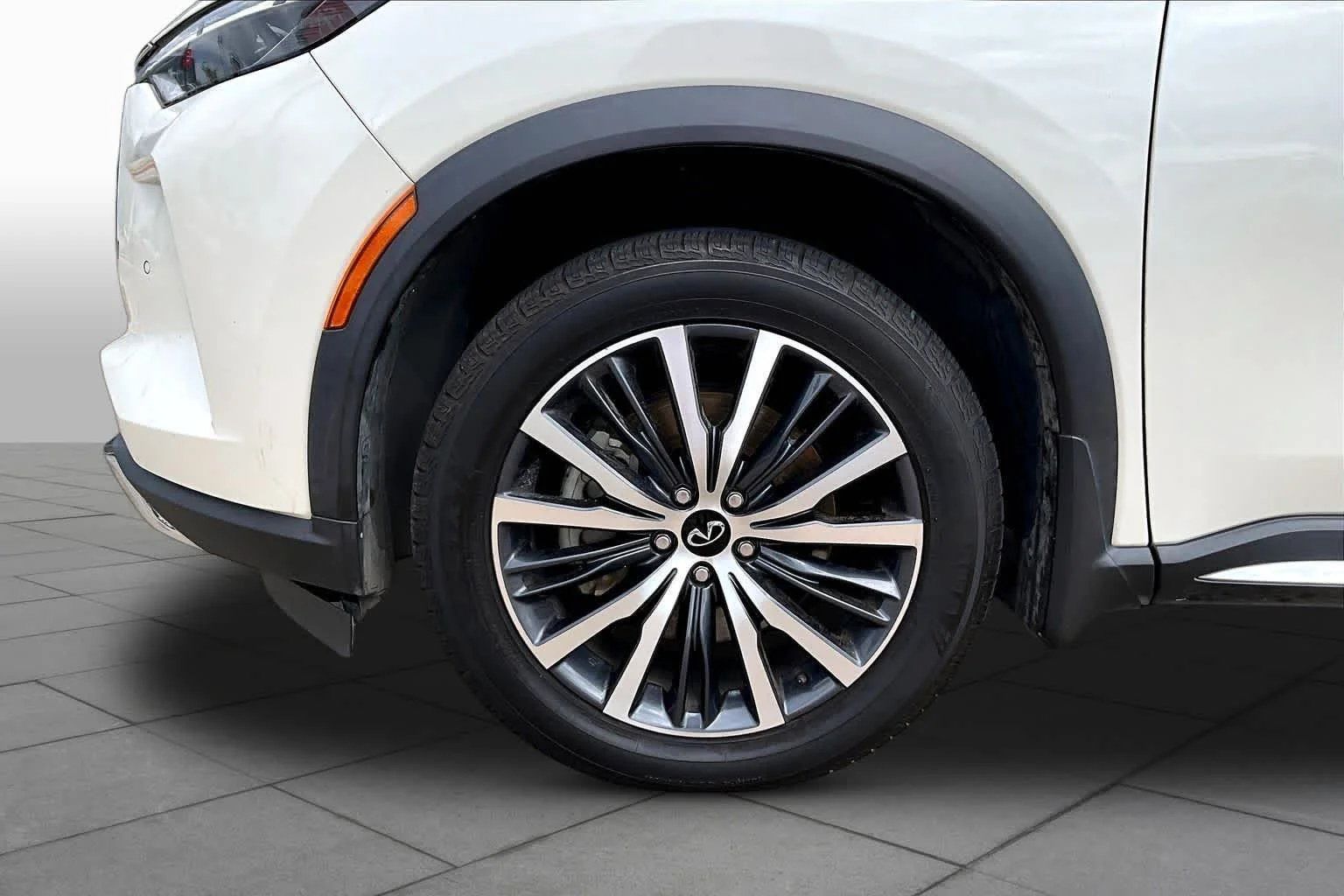 Used 2022 Majestic White/Black Obsidian INFINITI AUTOGRAPH image 11