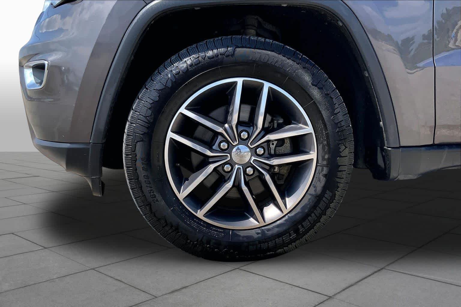 Used 2017 Granite Crystal Metallic Clearcoat Jeep Limited image 11