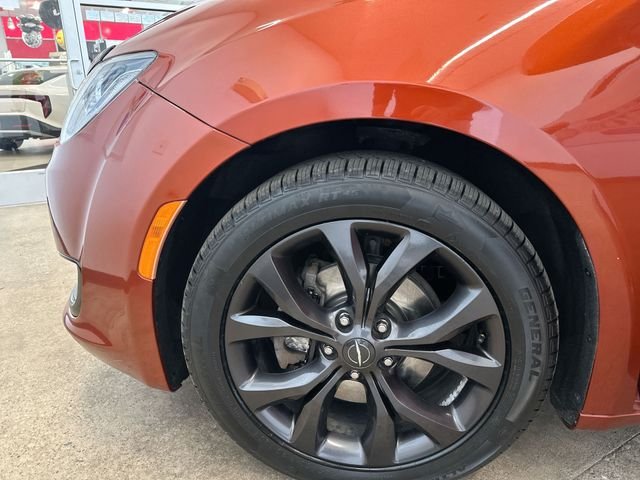 Used 2018 Brown Chrysler Touring Plus image 20