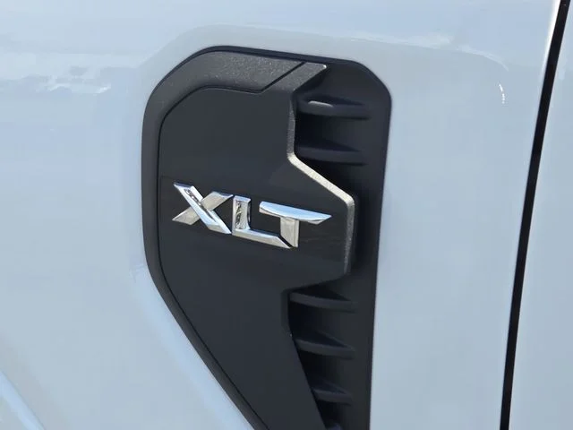 New 2025 Oxford White Ford XLT image 9