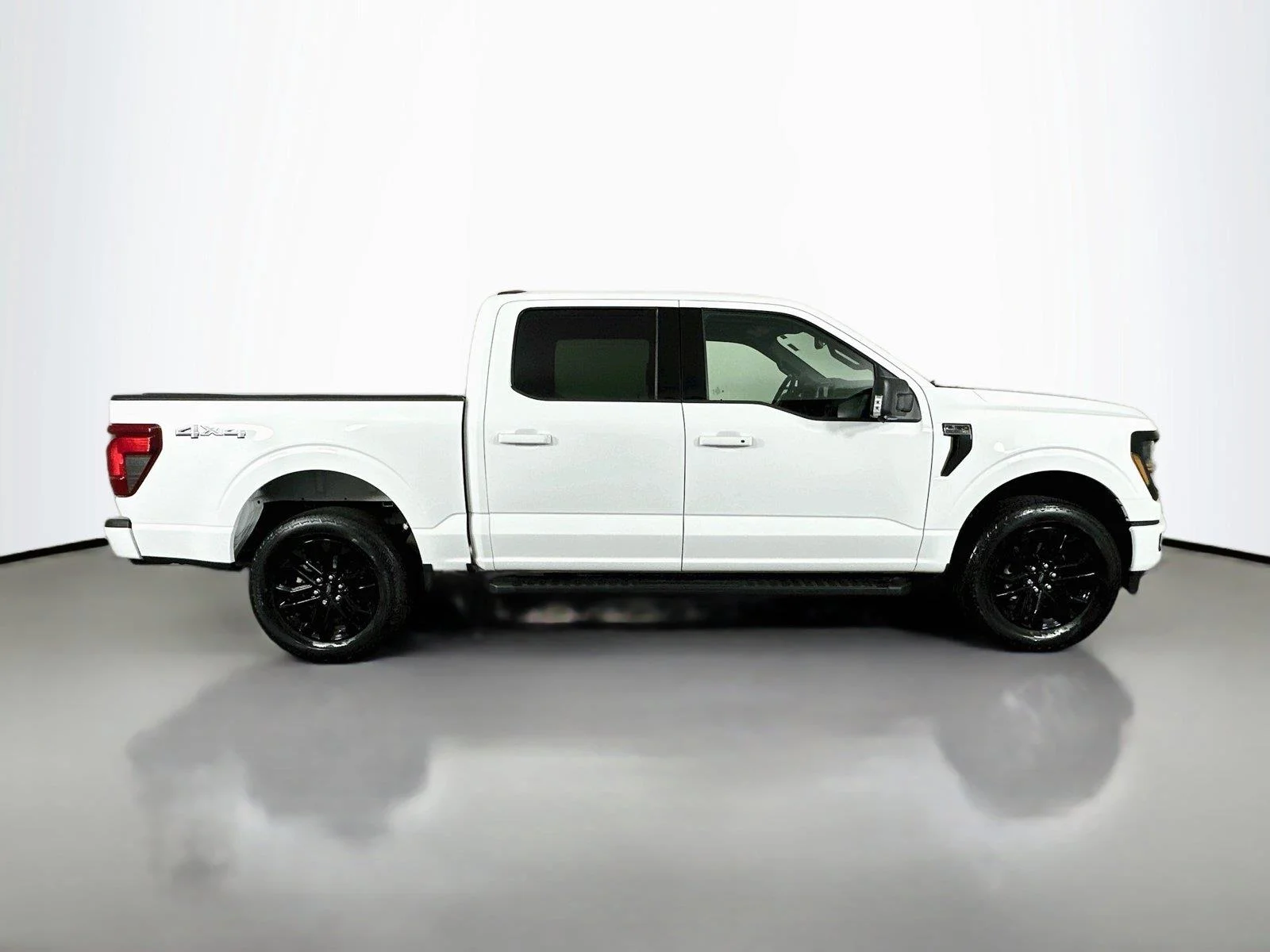 Used 2024 Oxford White Ford XLT image 17
