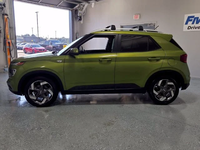 Used 2023 Green Hyundai SEL image 2