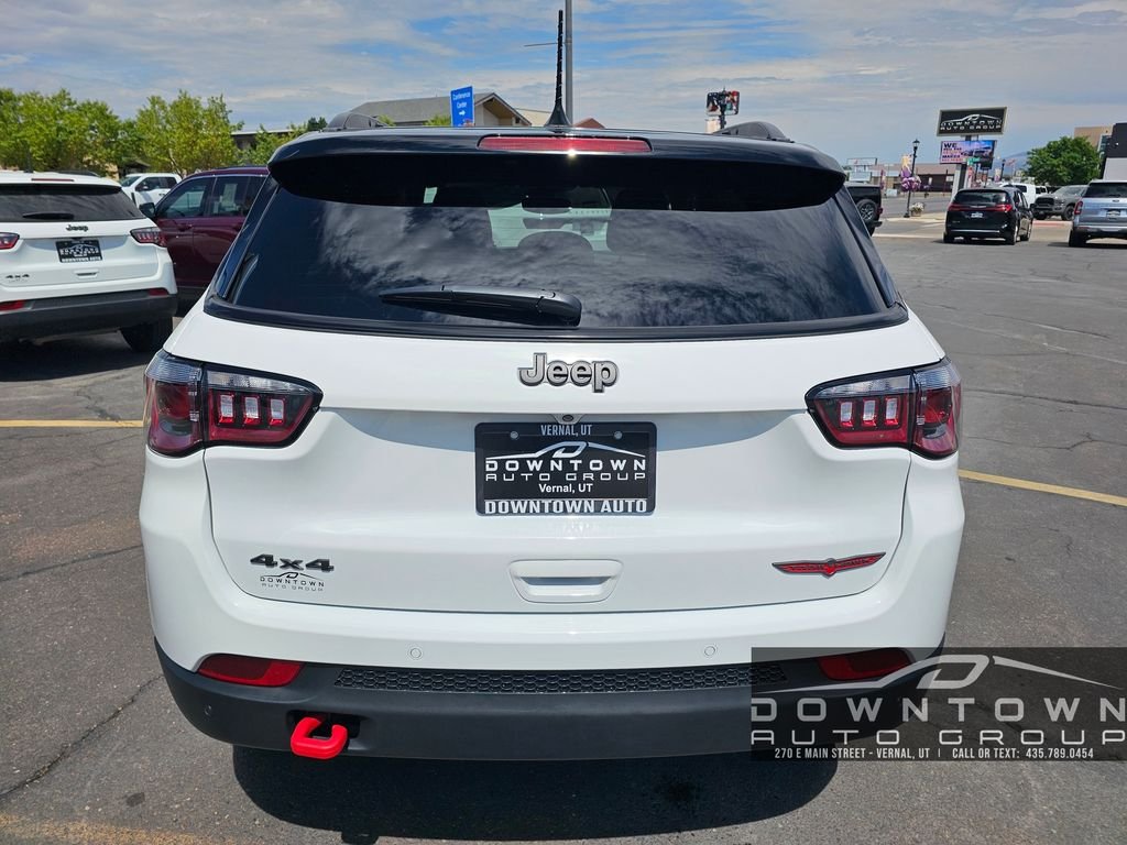 New 2026 Bright White Clear-Coat Exterior Paint Jeep Trailhawk image 4