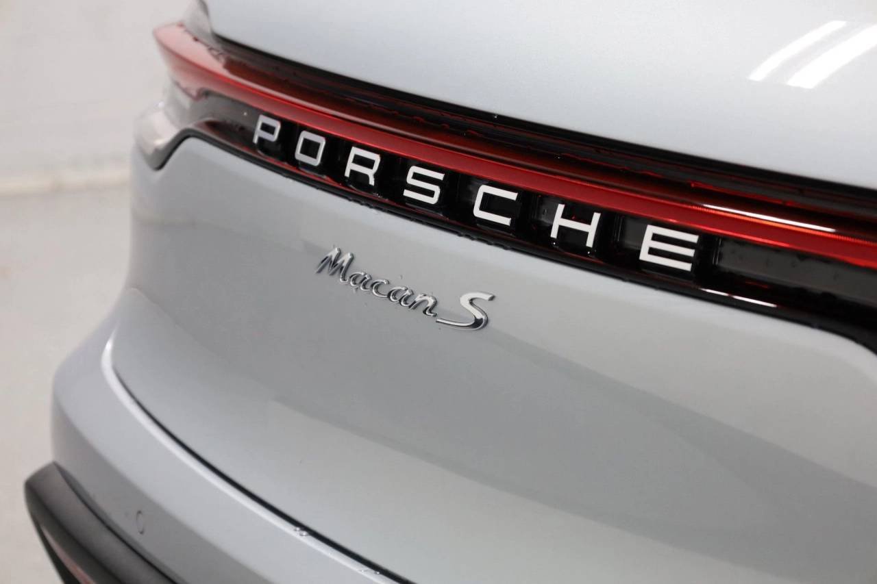 Used 2026 Dolomite Silver Metallic Porsche S image 8