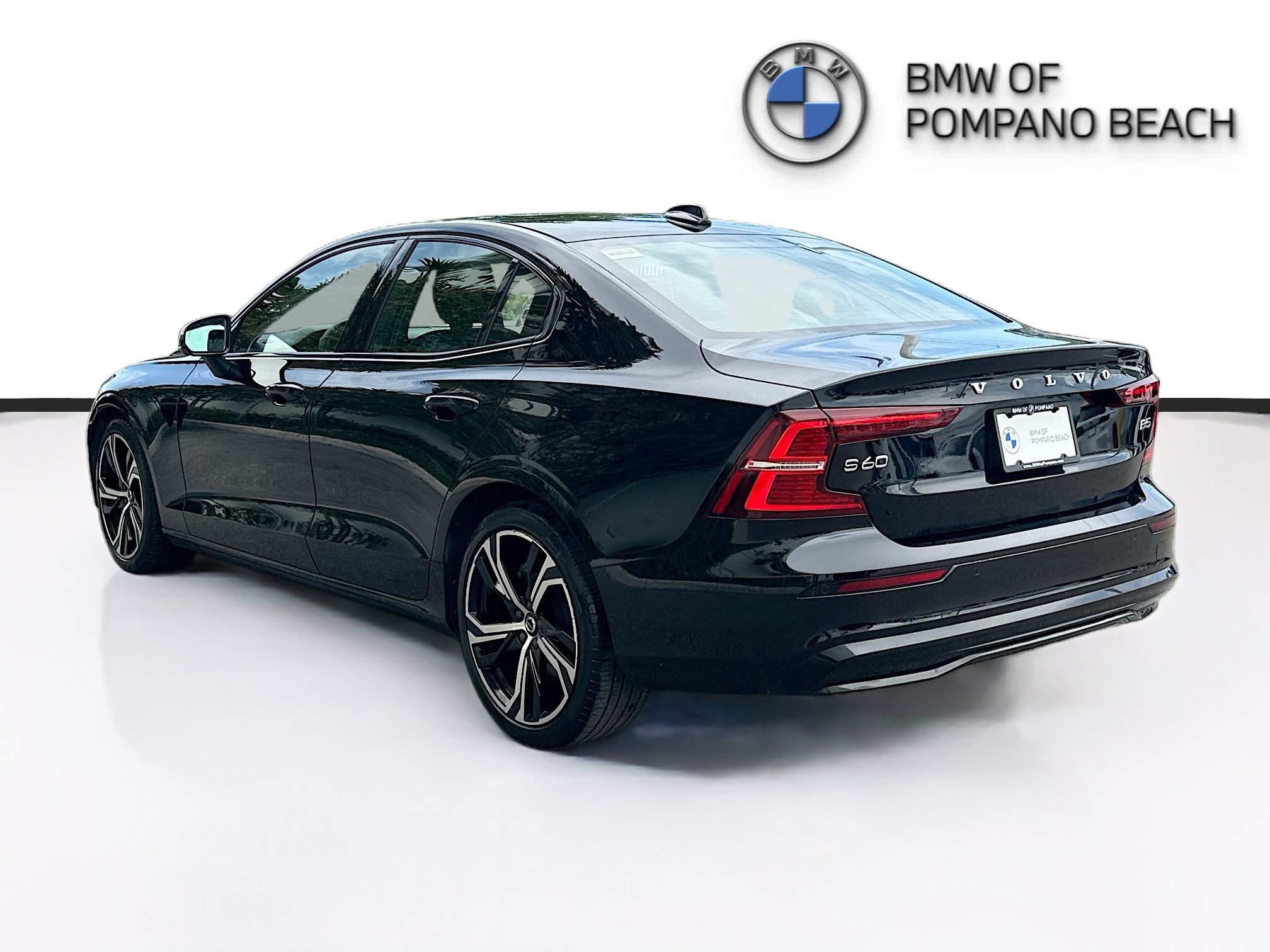 Used 2024 Onyx Black Metallic Volvo Core Dark Theme image 5