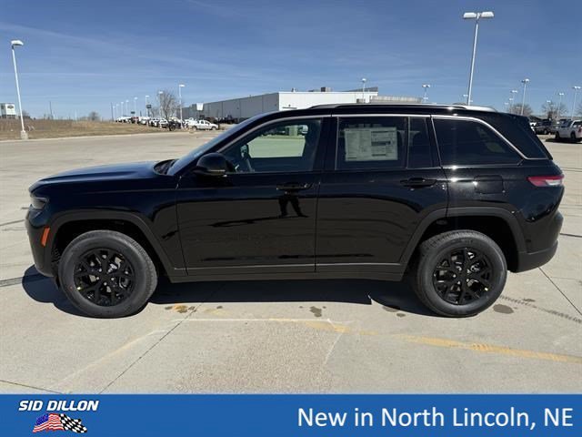 New 2026 Diamond Black Crystal Pearl-Coat Exterior Paint Jeep Laredo Altitude image 2