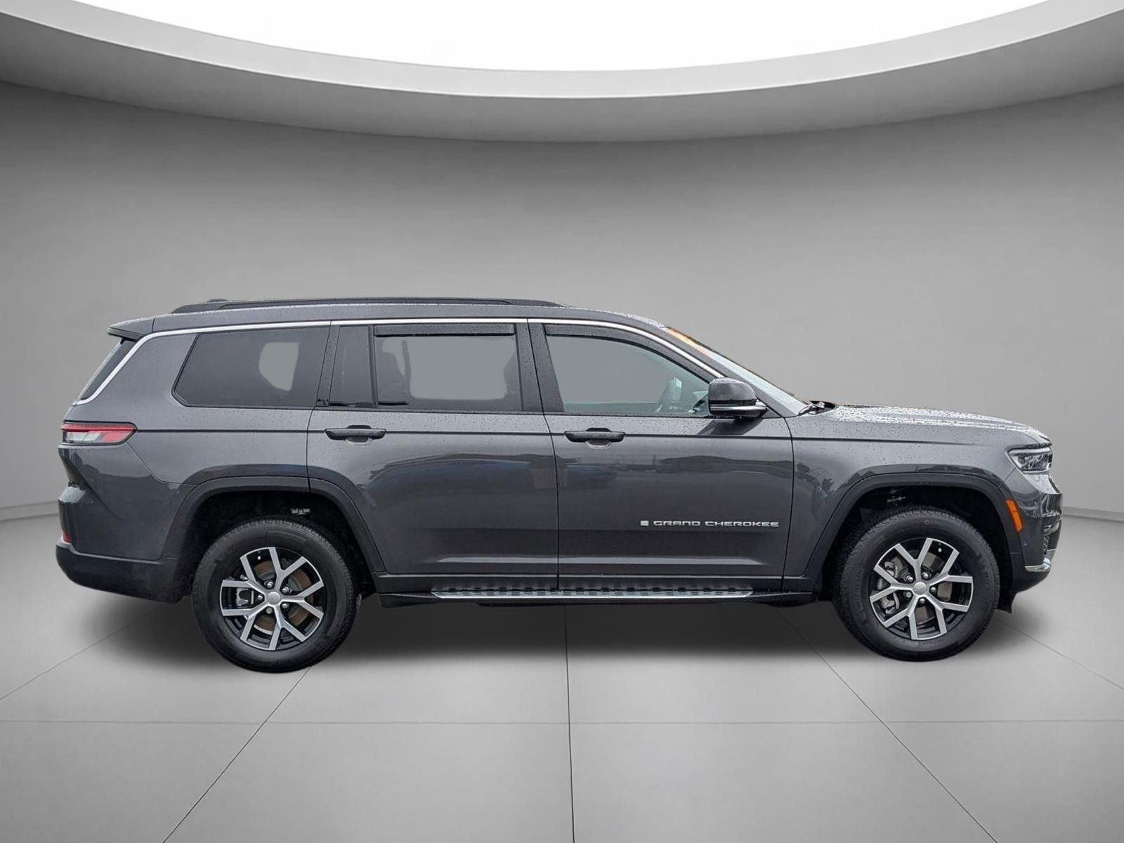 Used 2025 Baltic Gray Metallic Clearcoat Jeep Limited image 4