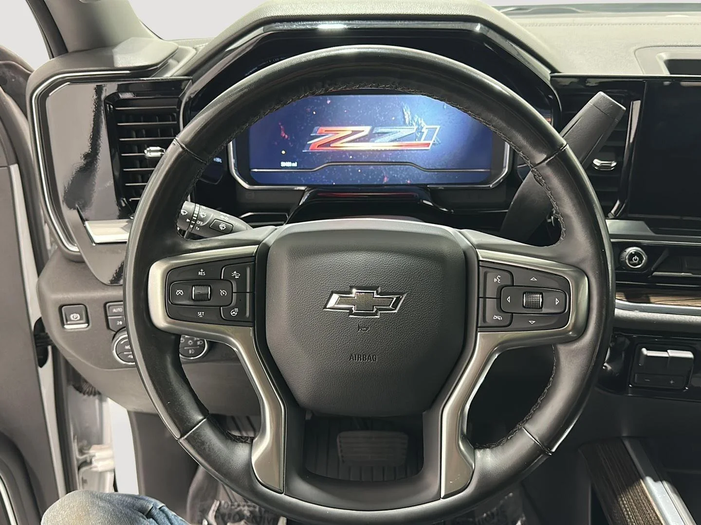 Used 2025 Summit White Chevrolet LT image 9