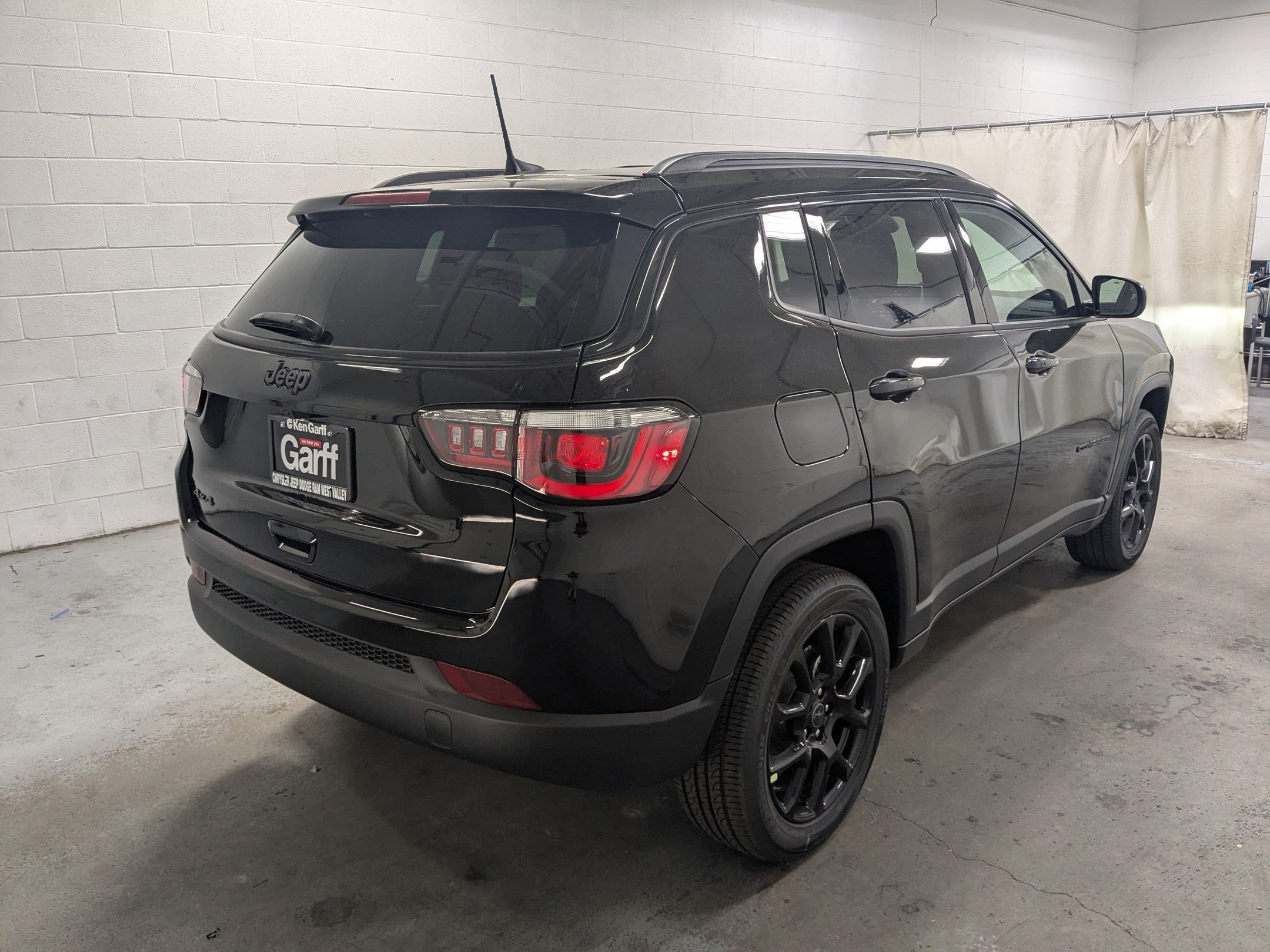 New 2026 Diamond Black Crystal Pearl-Coat Exterior Paint Jeep Latitude image 4