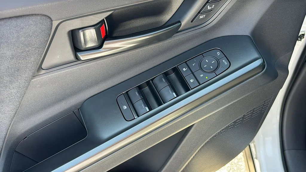 2026 Toyota C-HR XSE - Photo 13