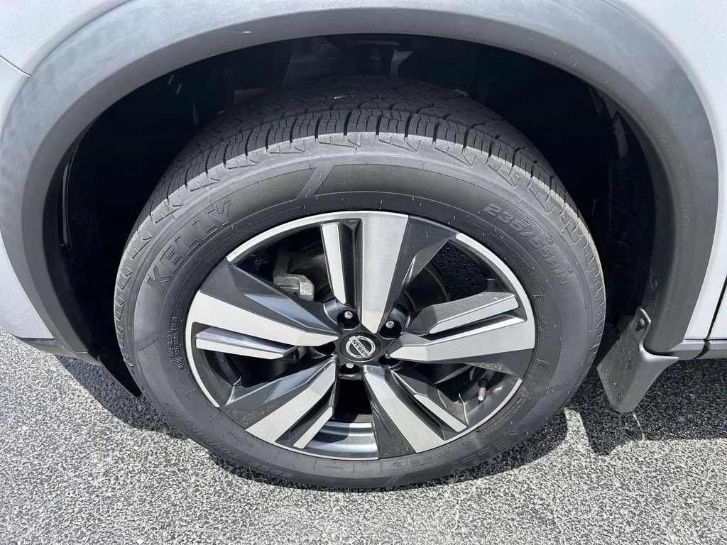Used 2021 Silver Nissan SL image 16