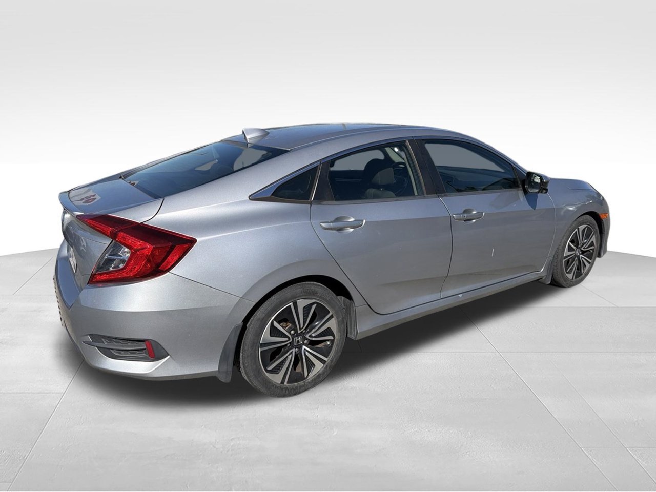 Used 2018 Silver Honda EX-T image 5