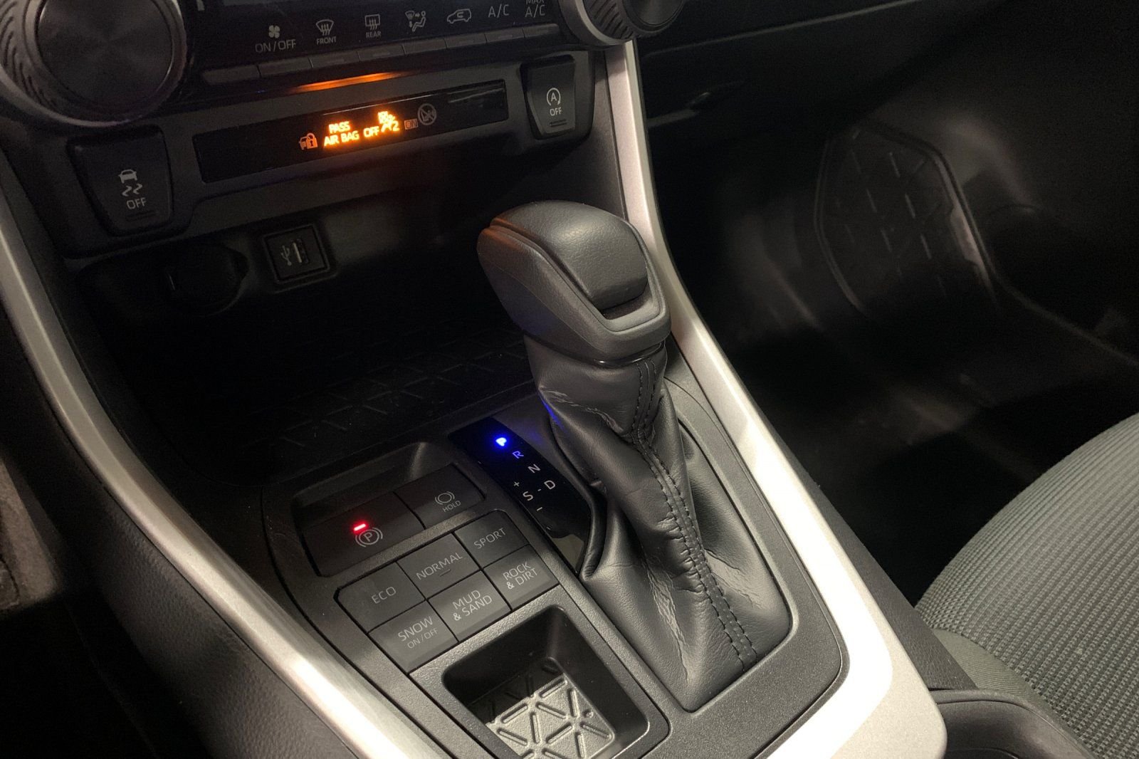 Used 2025 White Toyota LE image 25