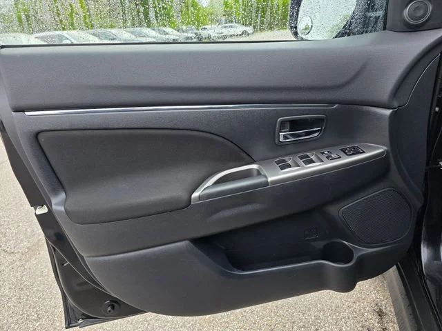 Used 2019 Labrador Black Metallic Mitsubishi 2.0 SE image 23