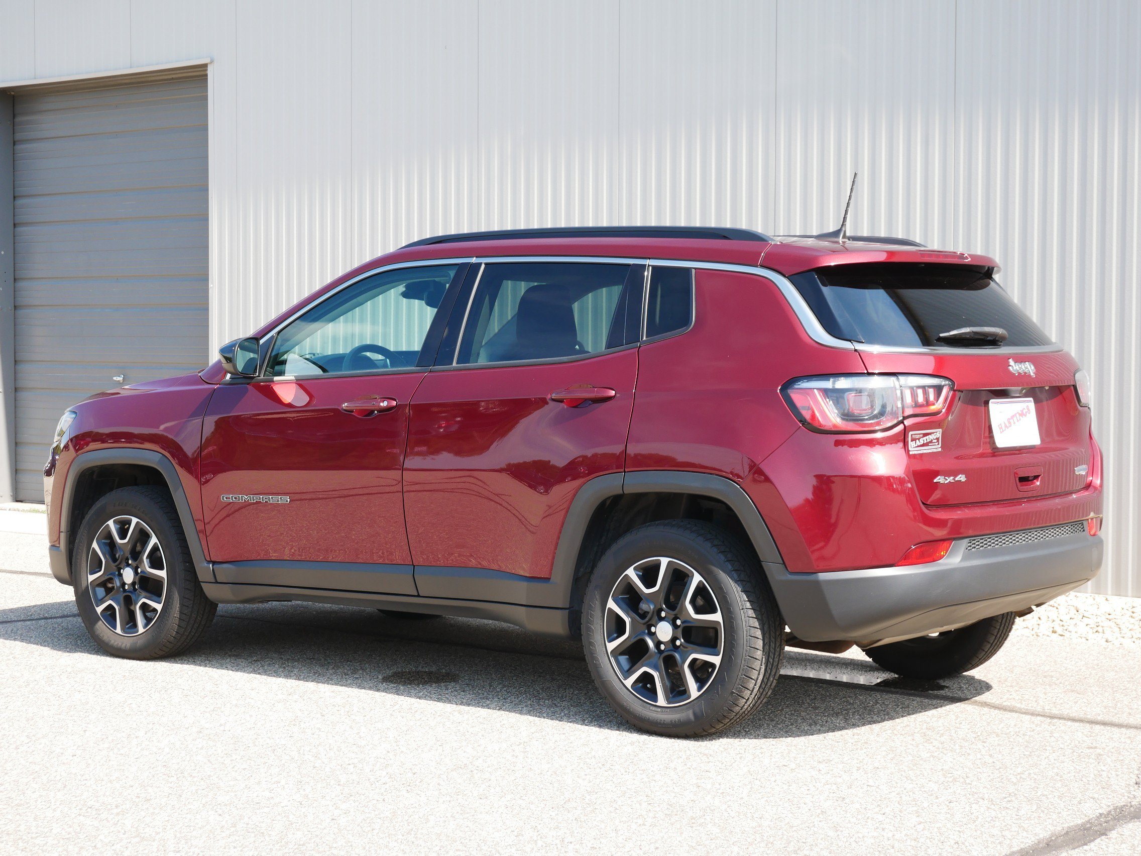 Used 2022 Velvet Red Pearlcoat Jeep Latitude image 3