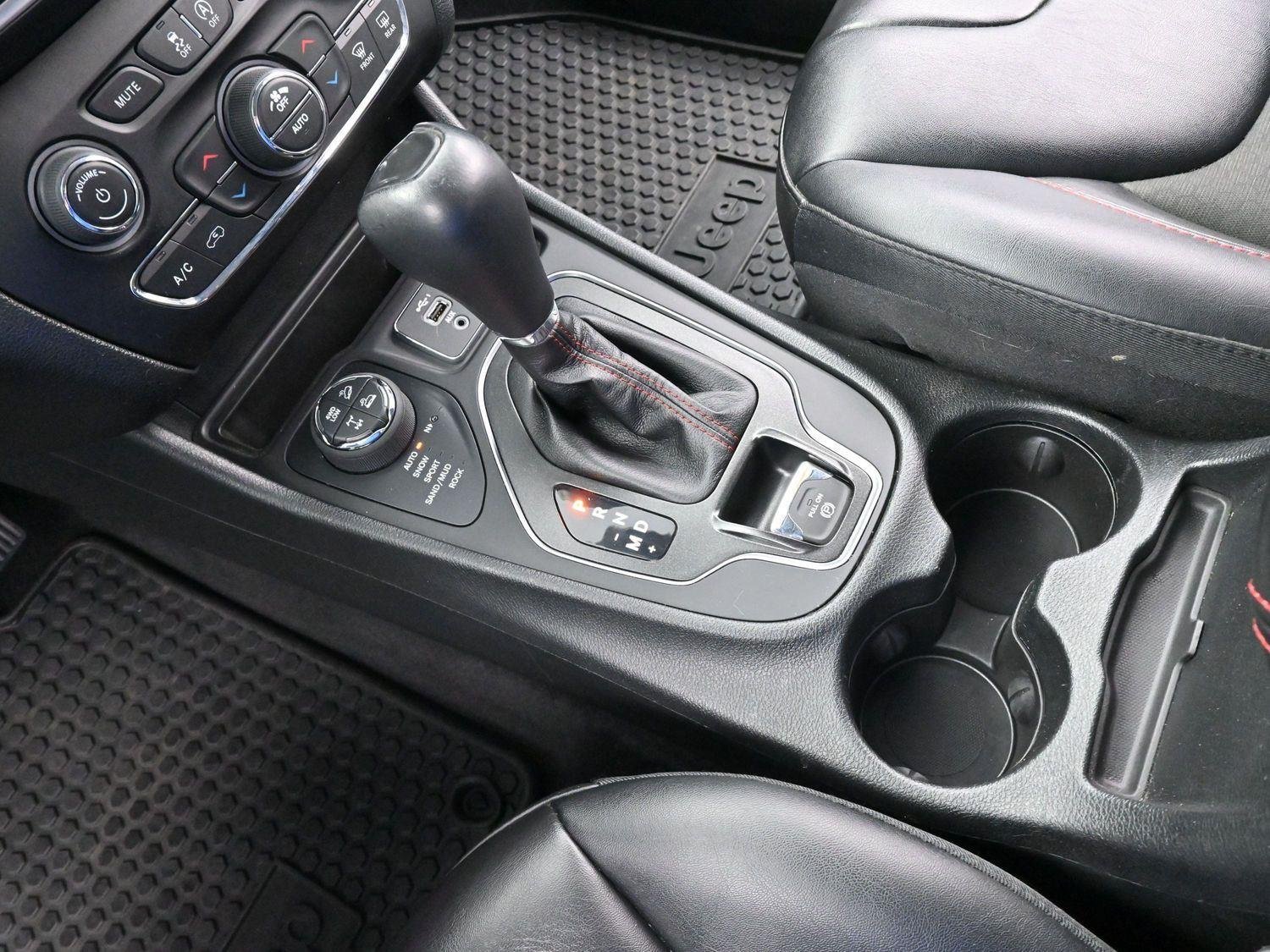 Used 2022 White Jeep Trailhawk image 24