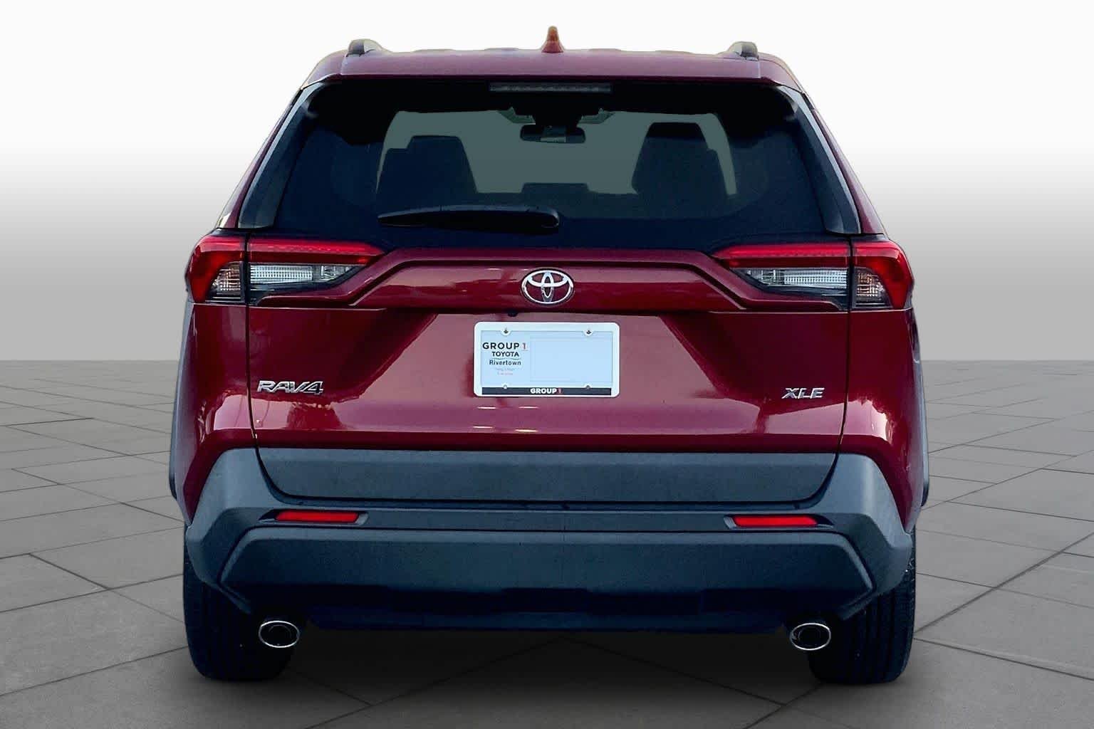 Used 2021 Ruby Flare Pearl Toyota XLE image 3