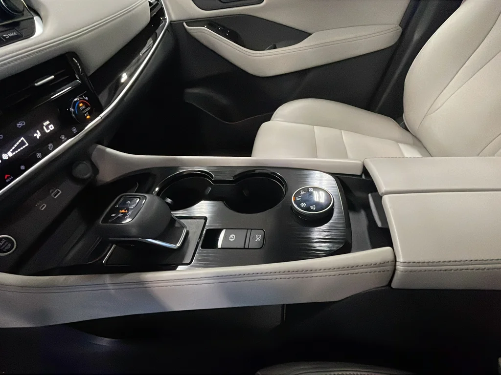 Used 2022 White Nissan SL image 22