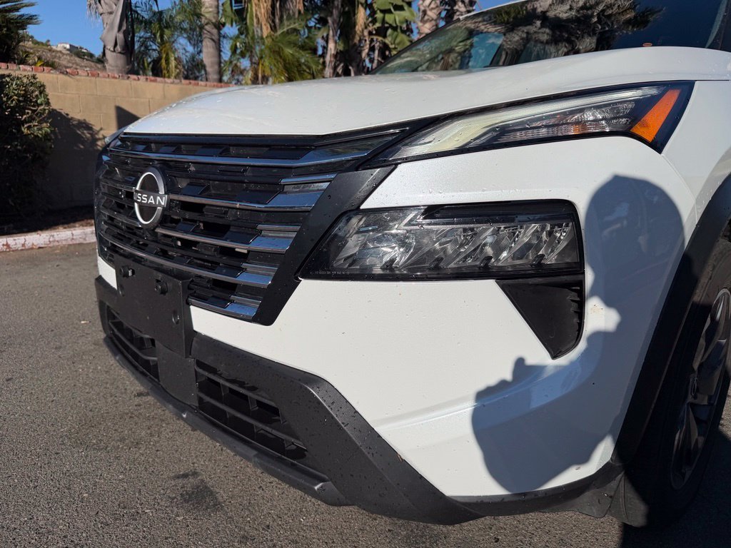 Used 2024 White/off-white Nissan SV image 5