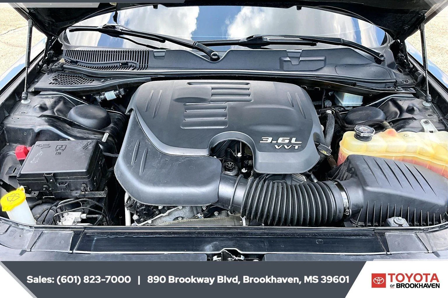 Used 2022 Pitch Black Clearcoat Dodge SXT image 8