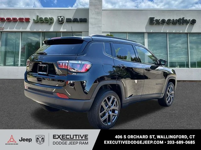 New 2026 Diamond Black Crystal Pearl-Coat Exterior Paint Jeep Limited image 4