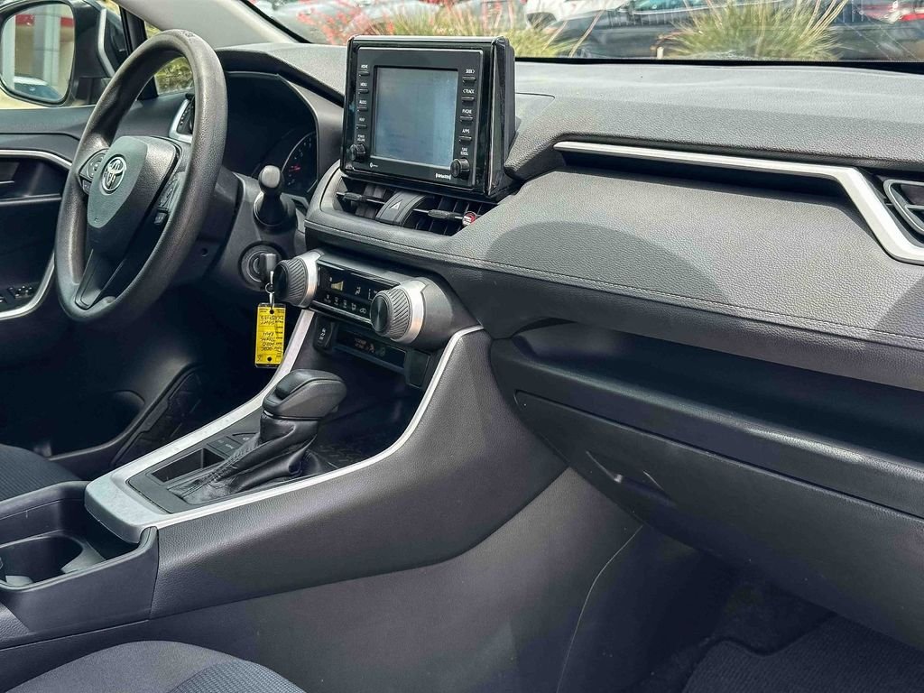 2020 Toyota RAV4 LE - Photo 21