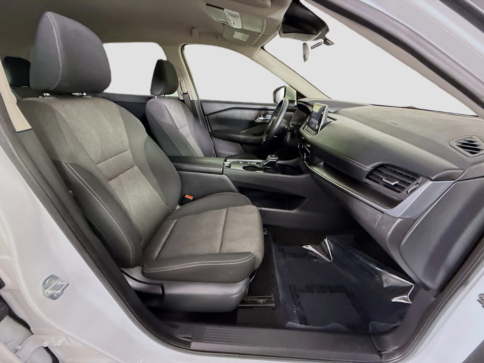 Used 2024 Everest White Pearl Nissan SV image 25