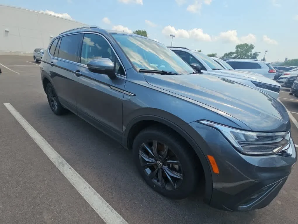 Used 2022 Platinum Gray Metallic Volkswagen SE image 3