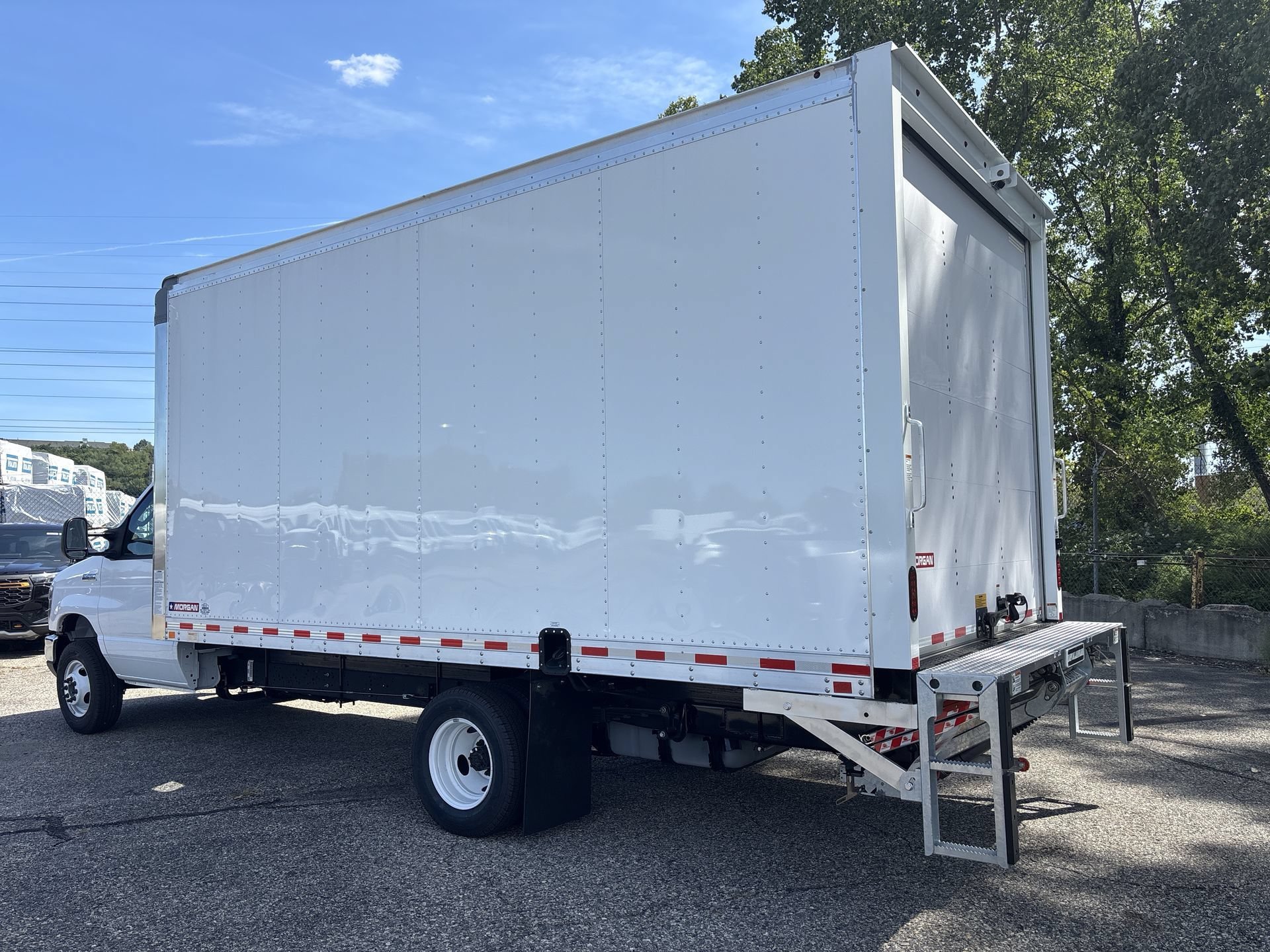 New 2027 Oxford White Ford E-450 DRW image 16