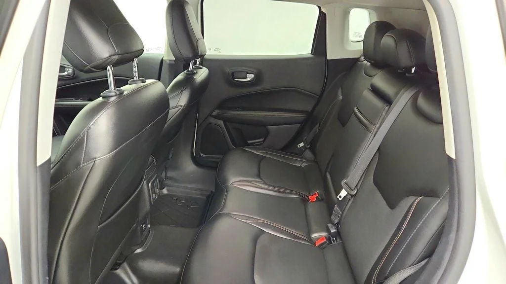 Used 2018 White Clearcoat Jeep Latitude 4x4 image 18