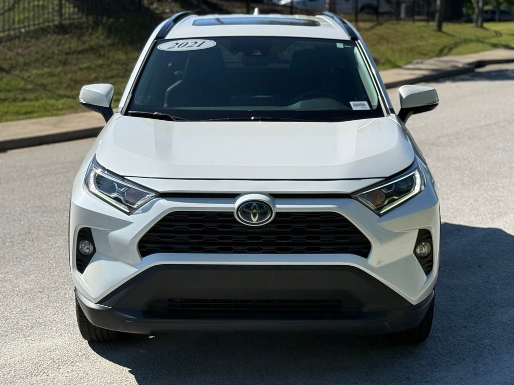 Used 2021 White Toyota XLE Premium image 6