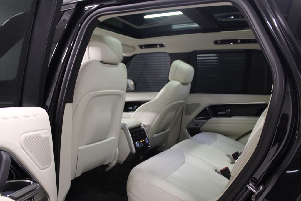 Used 2025  Land Rover SE image 32