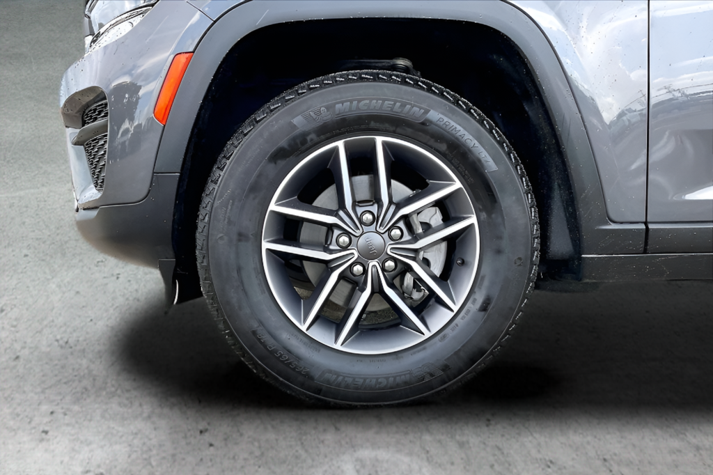 Used 2025 SELECT Jeep Laredo X image 35