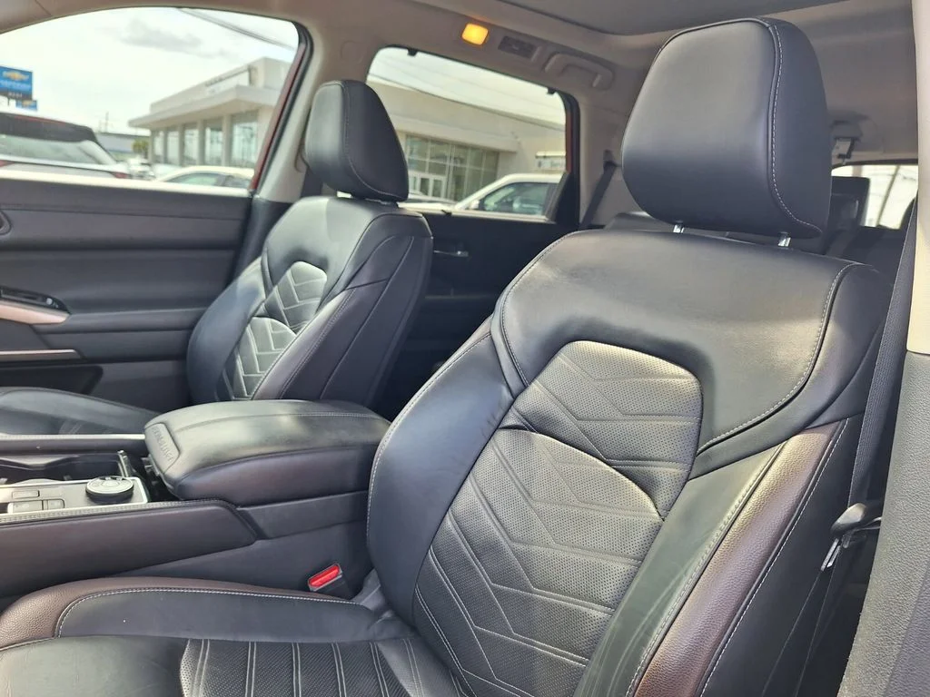 Used 2023 Red Nissan Platinum image 11