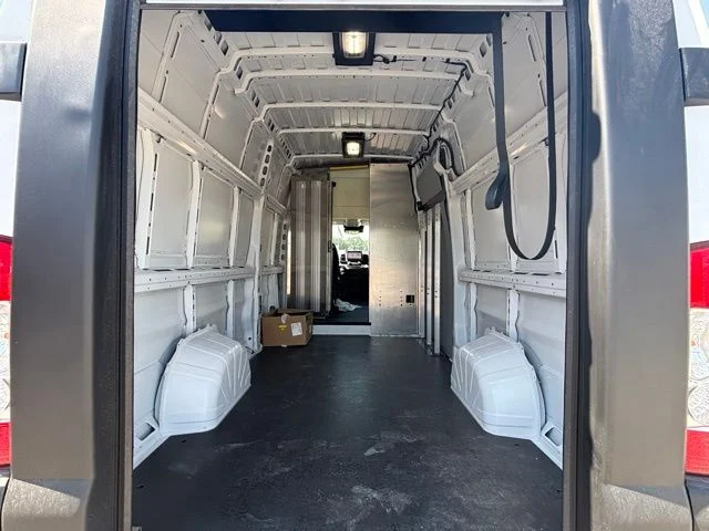 New 2025 Bright White Clear-Coat Exterior Paint RAM STEP VAN SHR image 10