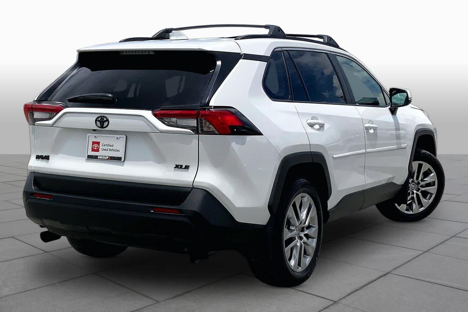 Used 2025 Wind Chill Pearl Toyota XLE Premium image 13