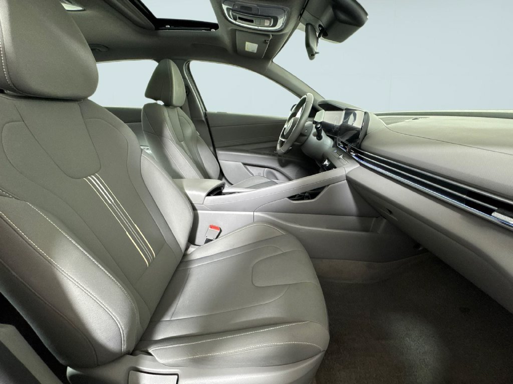 Used 2025 Gray Hyundai SEL Convenience image 8
