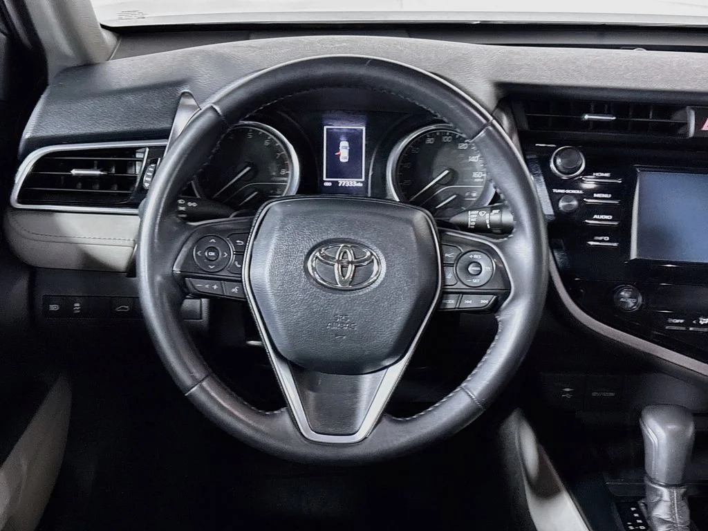 Used 2018 Silver Toyota SE image 13