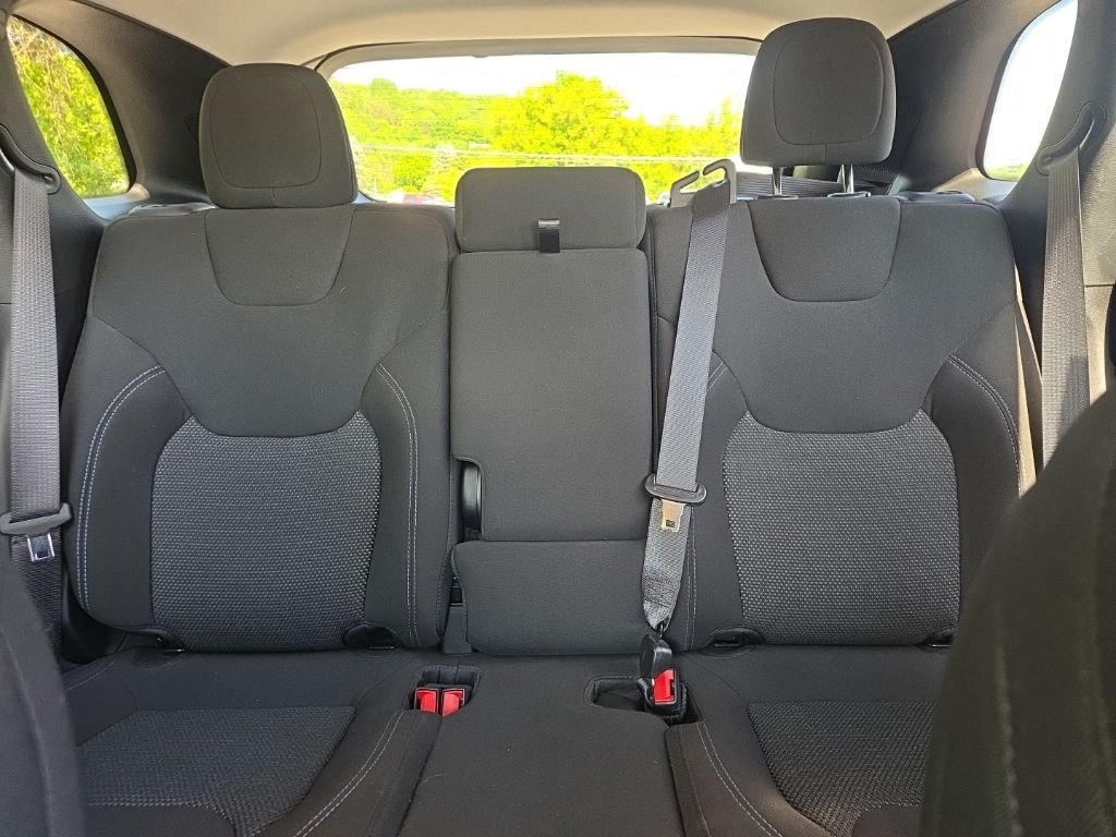 Used 2021 Green Jeep Latitude image 7