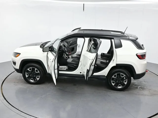 Used 2018 White Clearcoat Jeep Trailhawk image 39