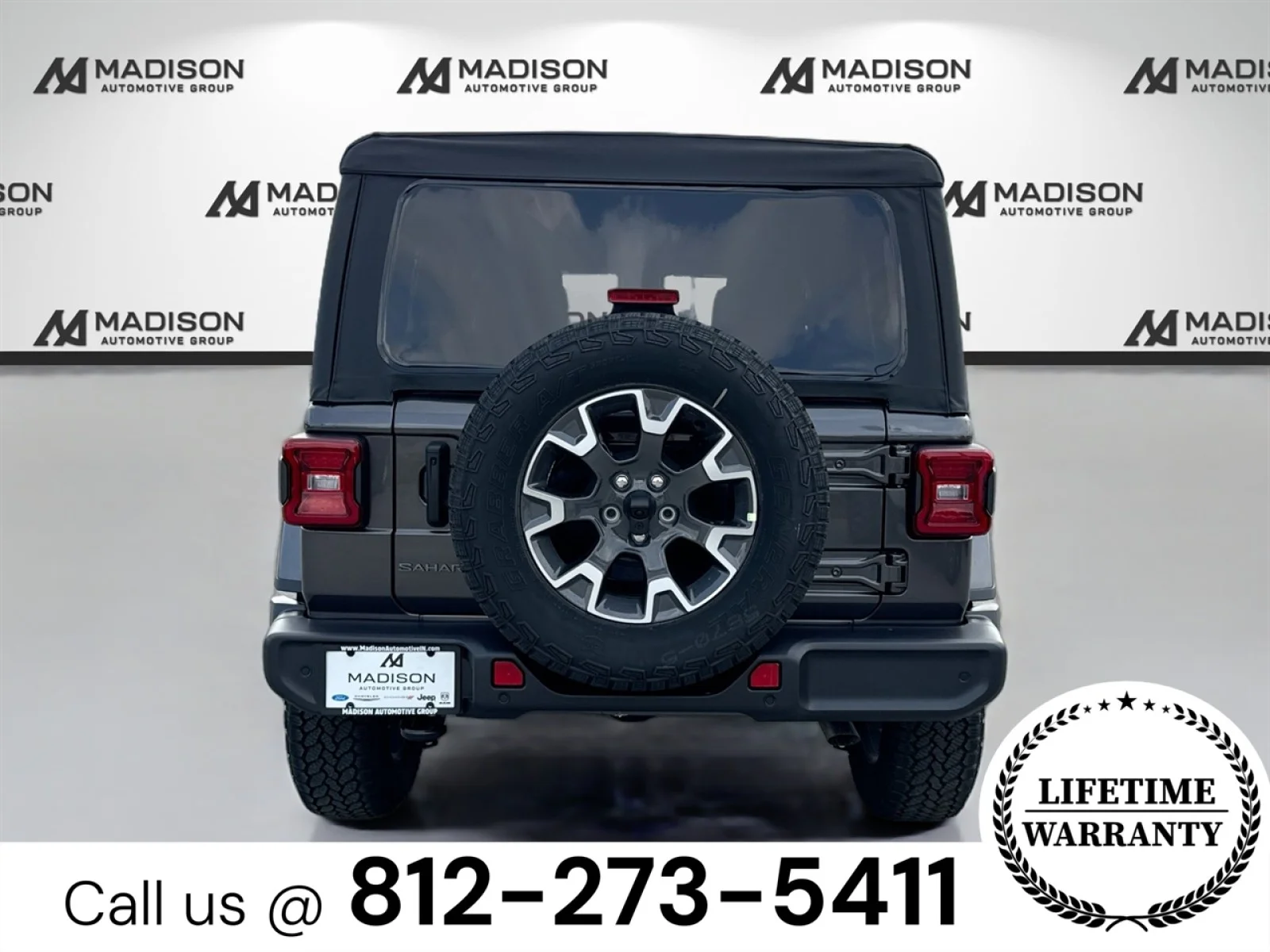 New 2025 Granite Crystal Metallic Clearcoat Jeep Sahara image 6
