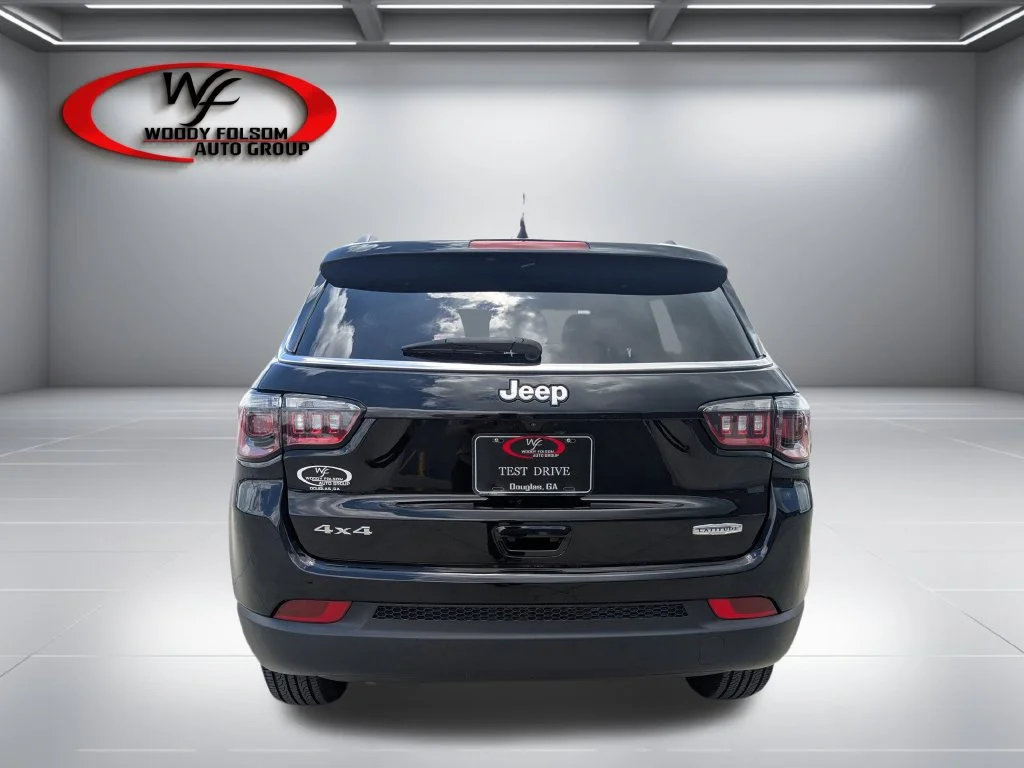 Used 2025 Black Jeep Latitude image 7