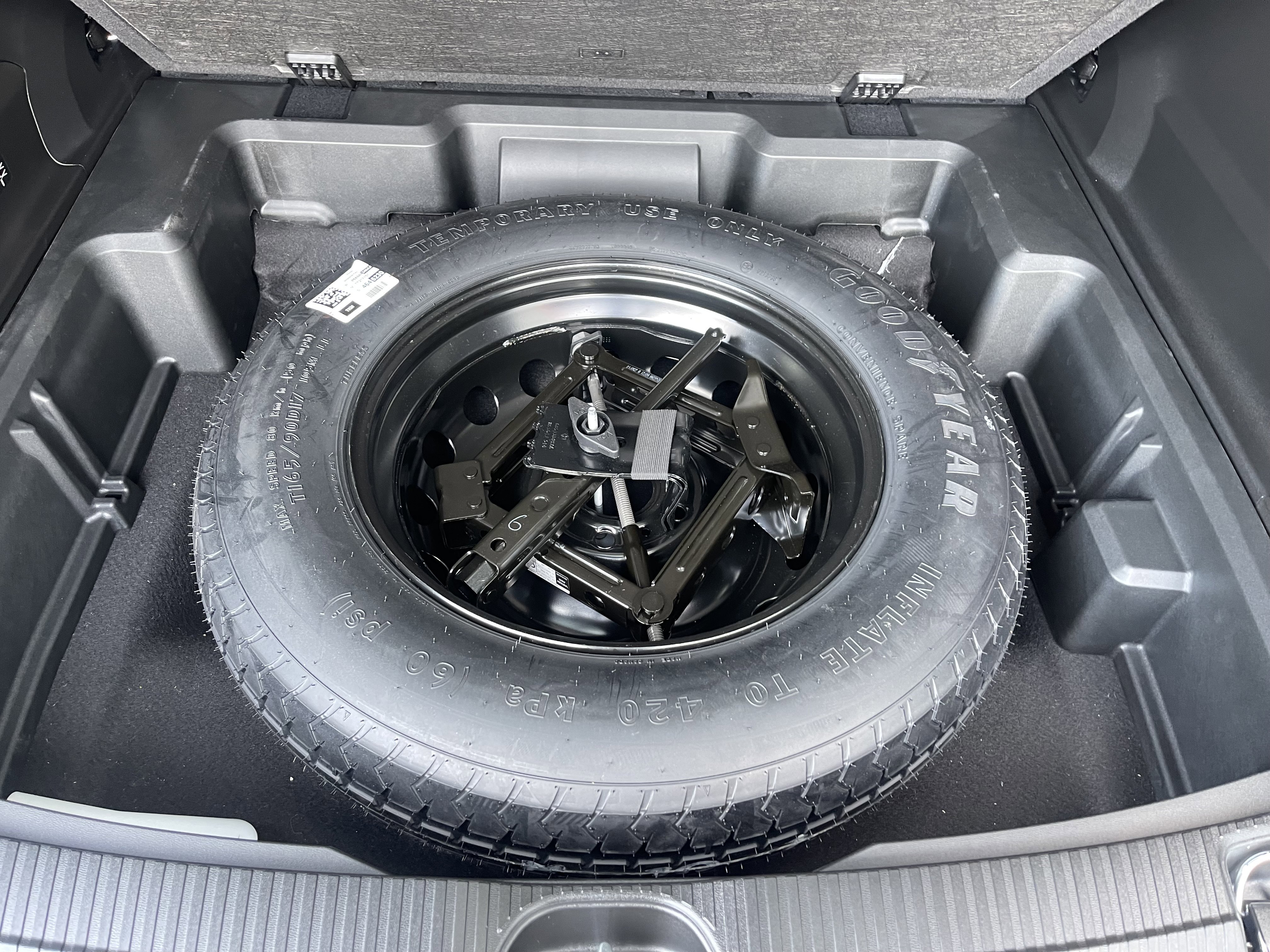 New 2026 Bright White Clear-Coat Exterior Paint Jeep Laredo image 24