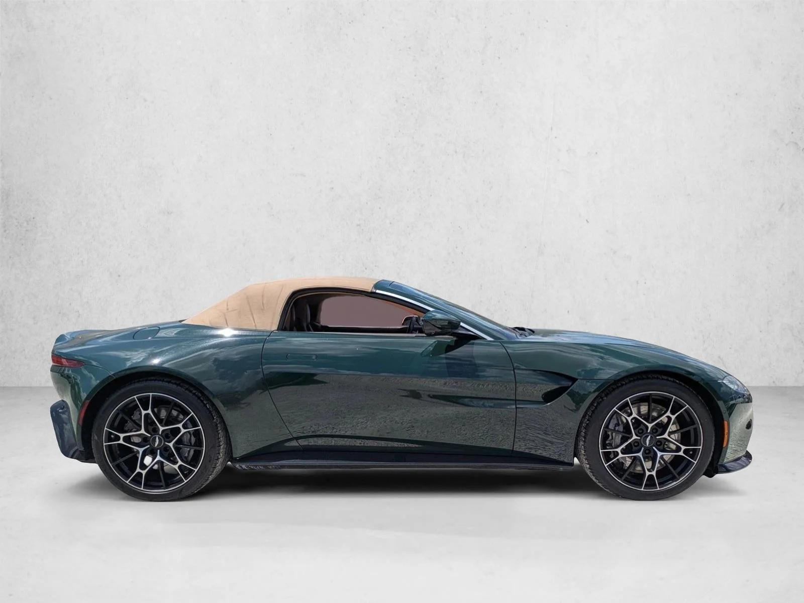 Used 2021  Aston Martin  image 4